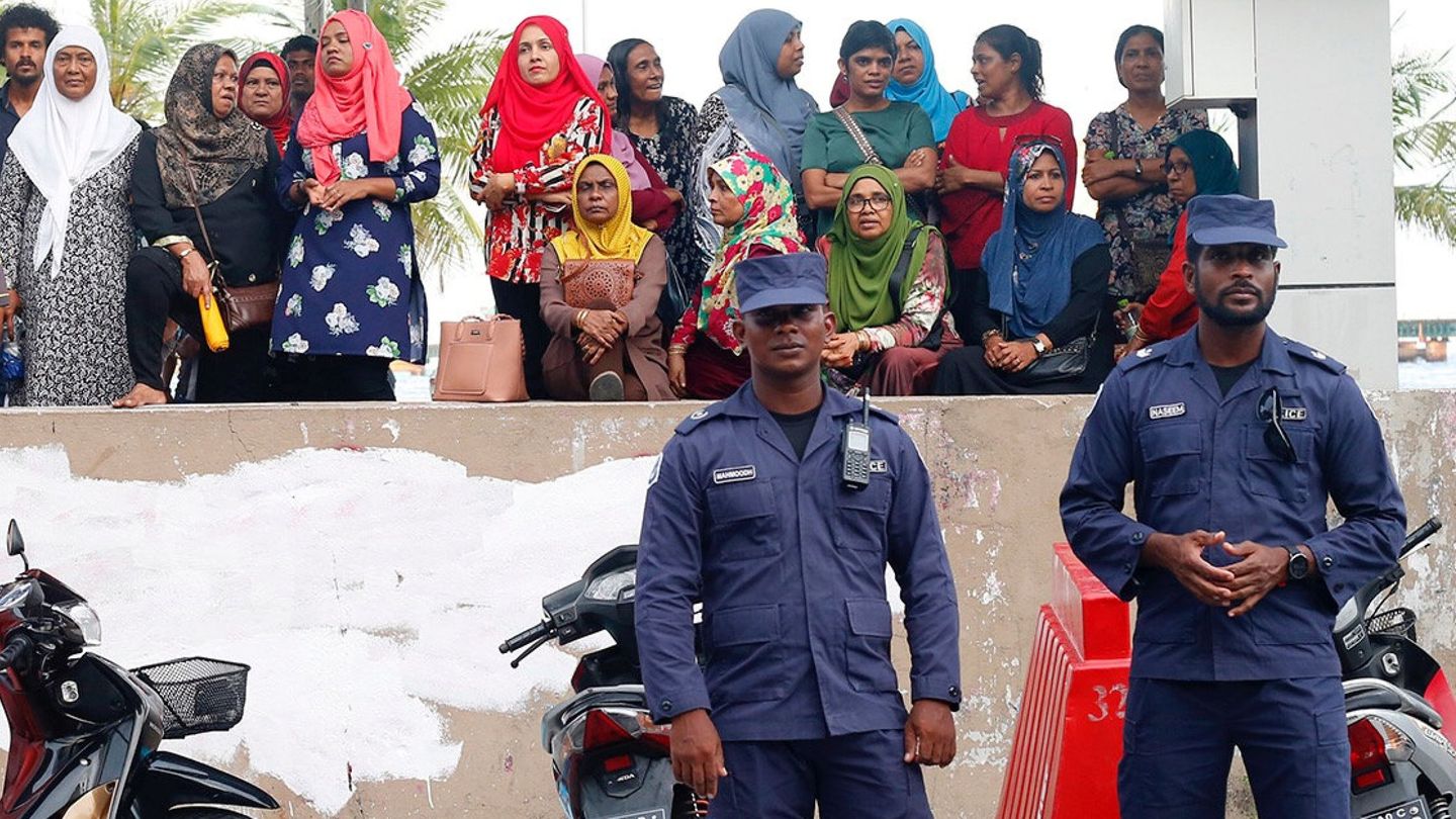 La policía monta guardia delante de la sede del opositor Partido Democrático de Maldivas (MDP) tras la declaración del estado de emergencia, en Male, el 6 de febrero de 2018. (Reuters)