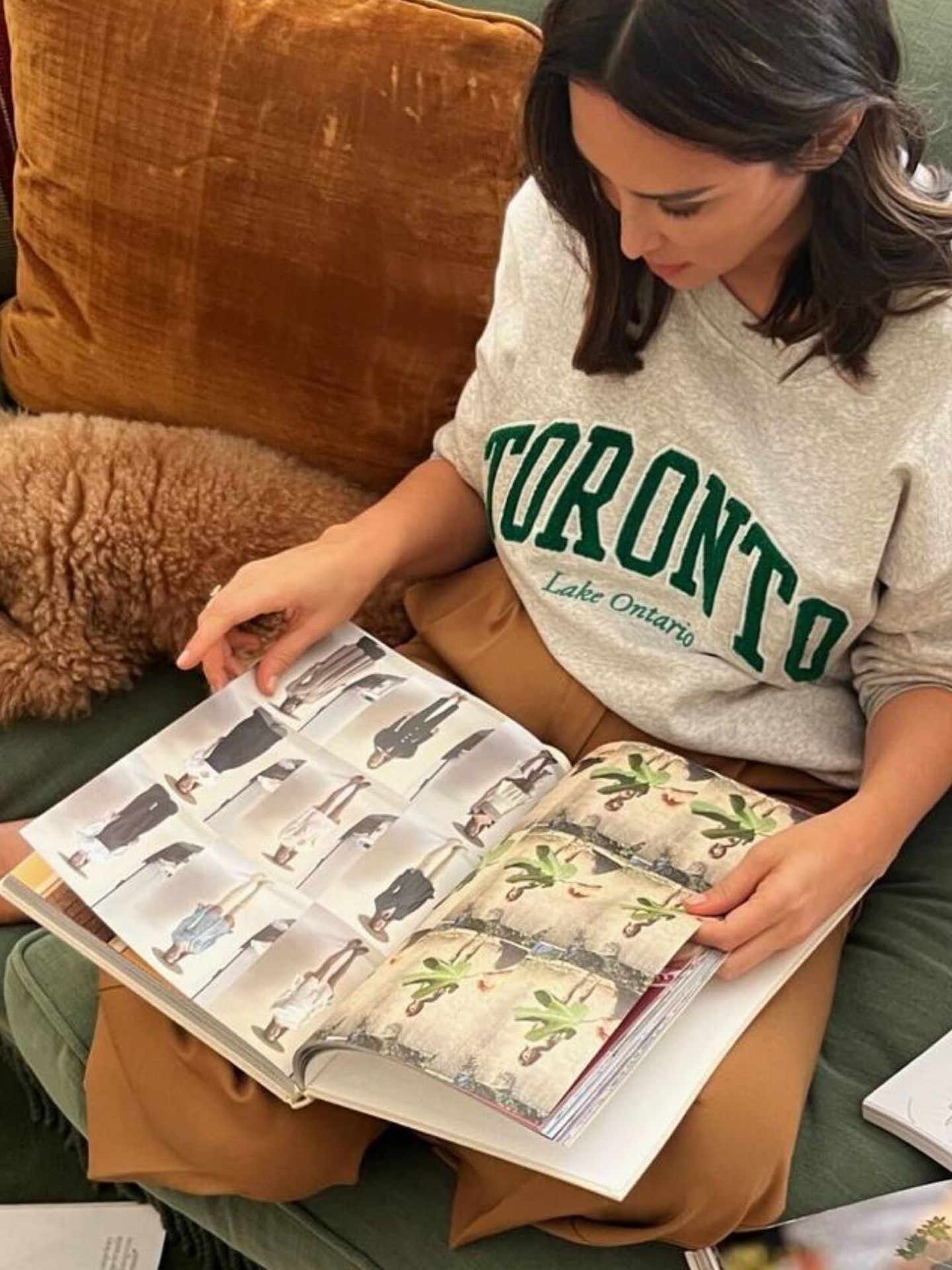 Tamara Falcó, ojeando un libro de Sophie et Voilà. (Instagram/ @tamara_falco)
