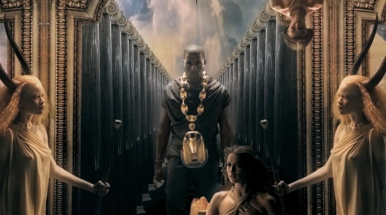 Kanye West luciendo una joya minimalista en su último videoclip, 'Power'.