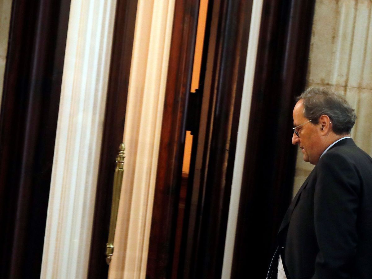 Foto: El presidente de la Generalitat, Quim Torra, en los pasillos del Parlament. (EFE)