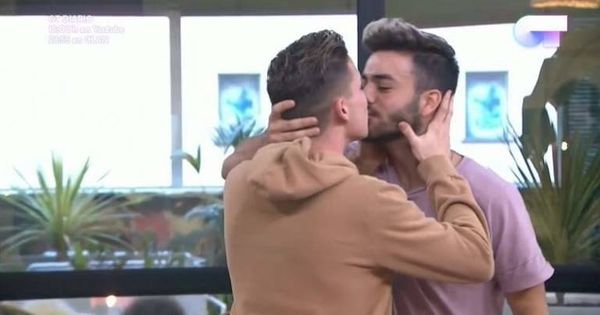 Foto: El beso de la polémica entre Raoul y Agoney en 'OT 2017'.