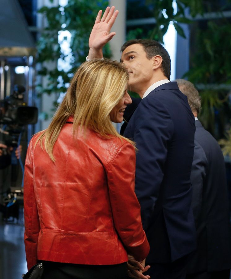 Foto: Pedro Sánchez (d), acompañado por su esposa Begoña Gómez (i), saluda a su salida del 'cara a cara'. EFE