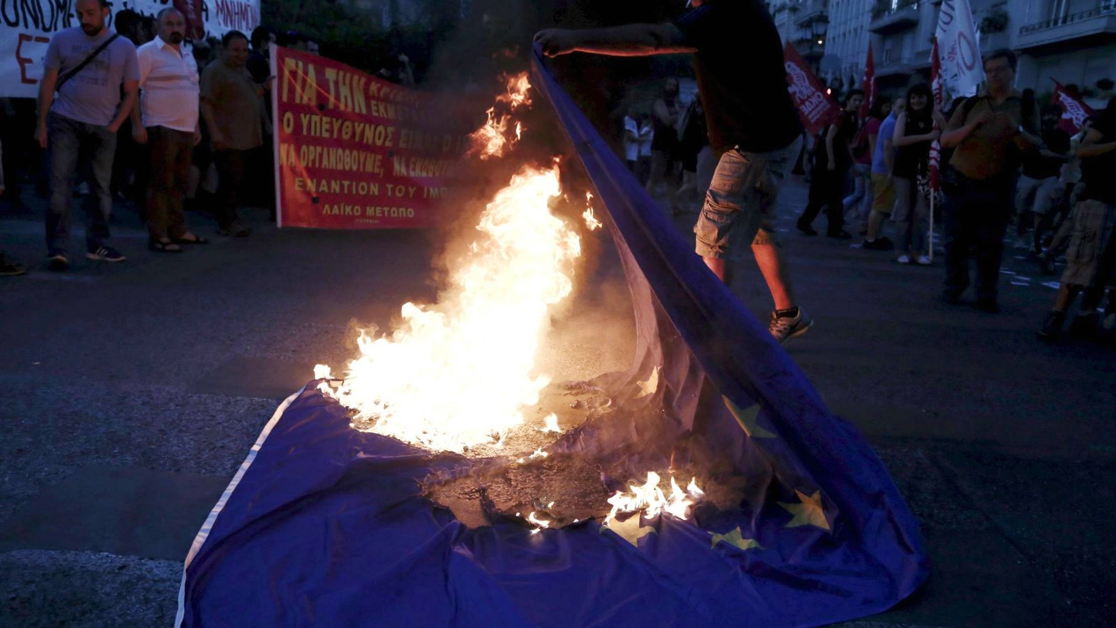 Foto: Un manifestante griego quema una bandera de la Unión Europea. (Reuters)