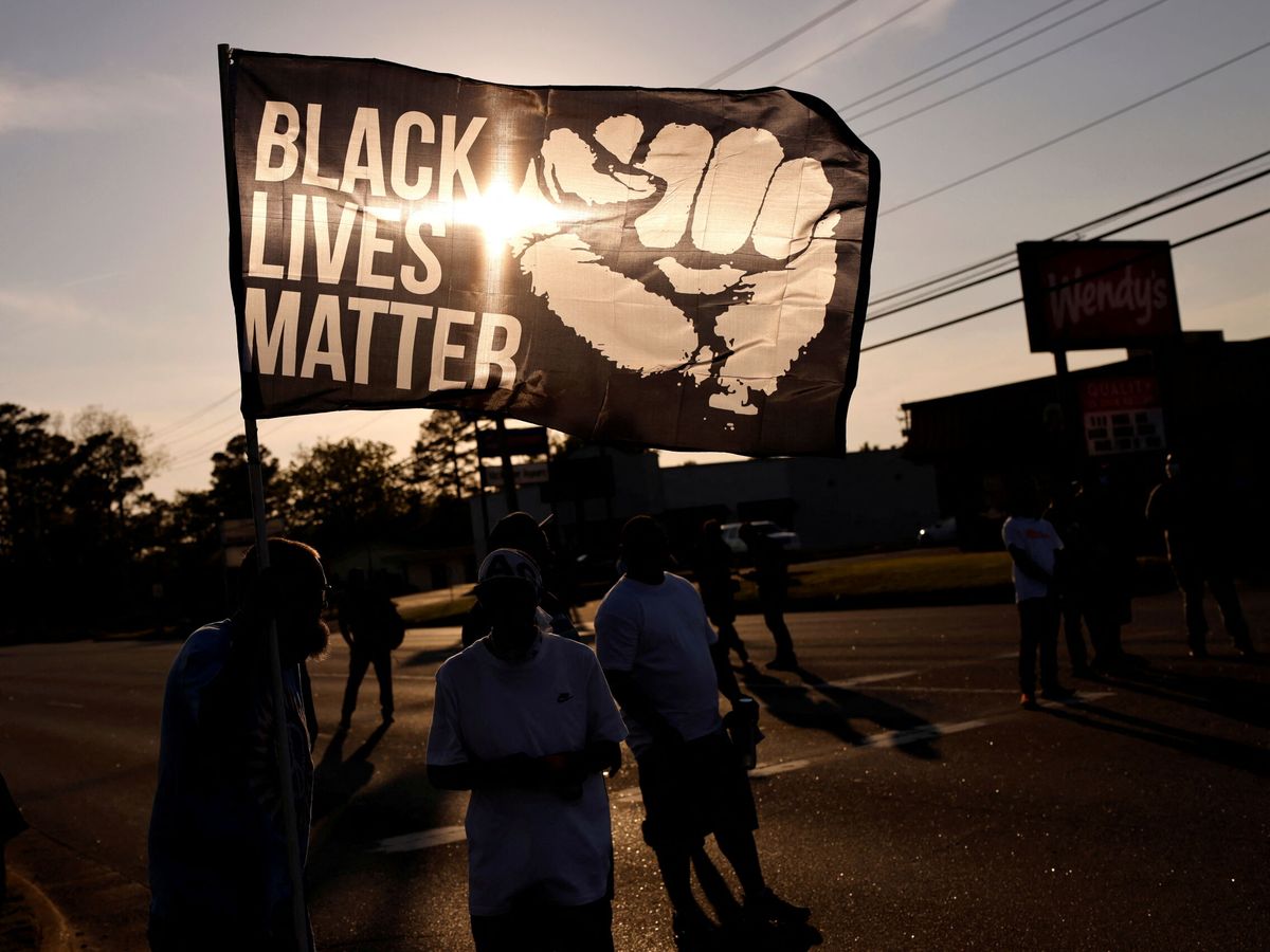 Foto: Cartel del movimiento 'Black lives matter' tras la muerte de George Floyd. (Reuters/Jonathan Drake)