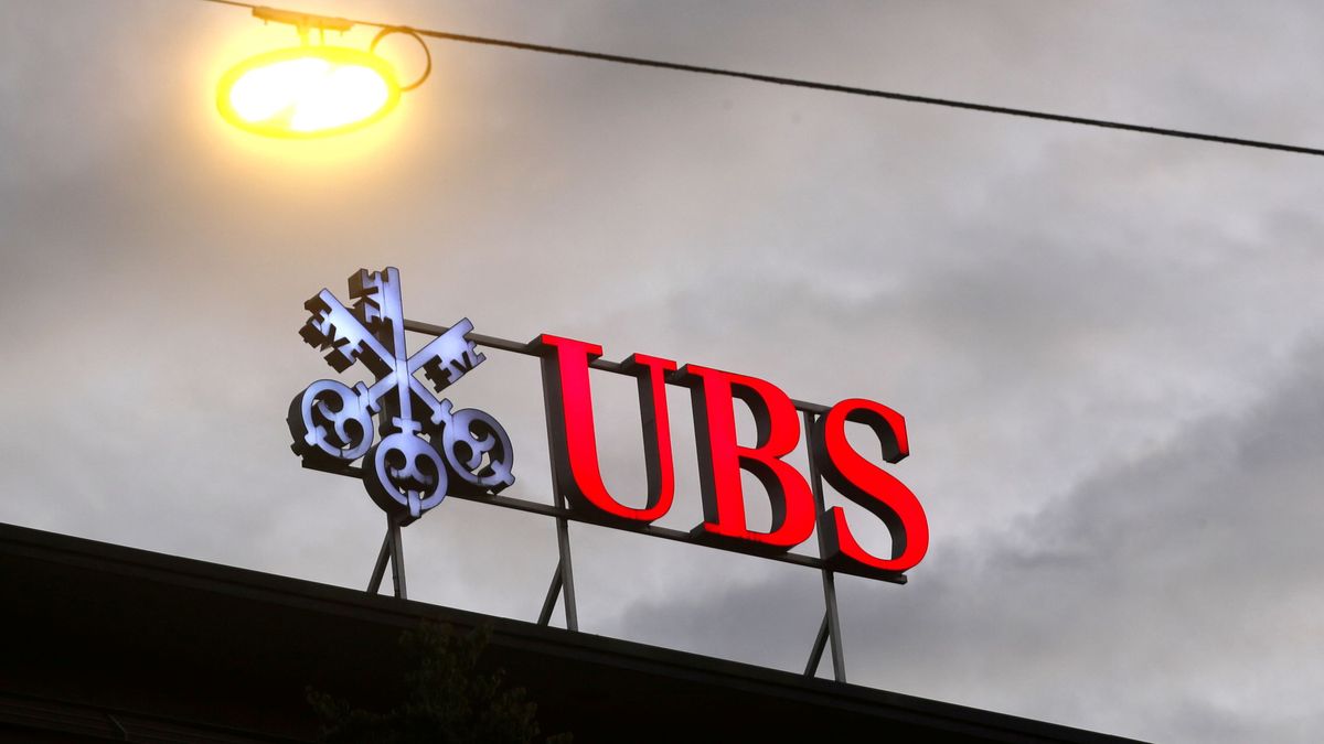 El suizo UBS planea vender su filial de banca privada en España
