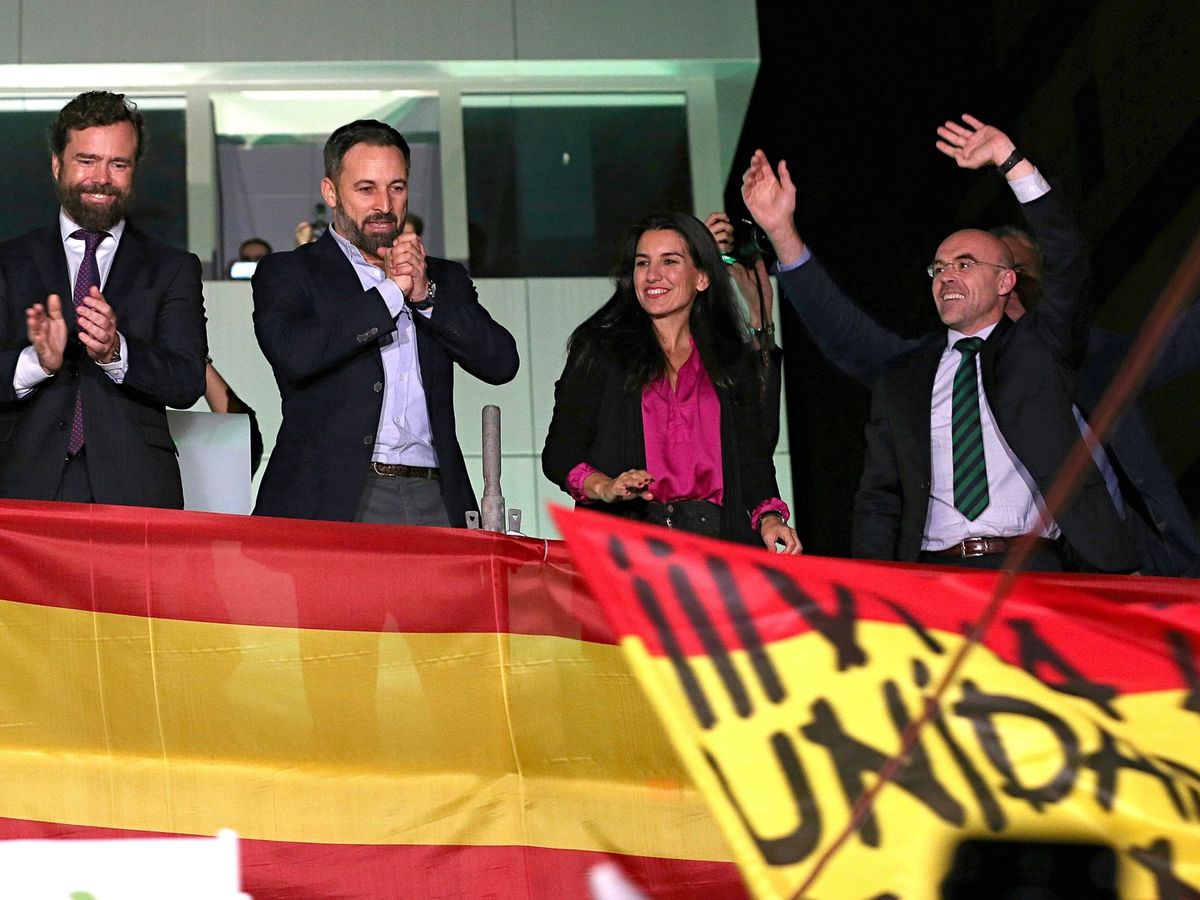 Foto: Santiago Abascal (2i), Iván Espinosa de los Monteros (i), Rocío Monasterio (2d), y el eurodiputado de Vox Jorge Buxade (2d), saludan a sus simpatizantes. (EFE)