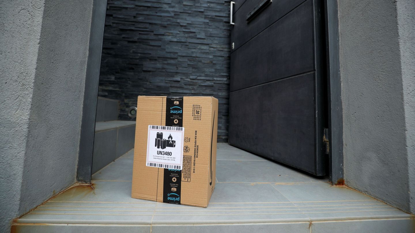Un paquete de Amazon, en un portal de El Masnou. (Reuters/Albert Gea)