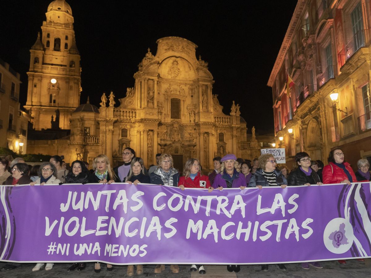 Foto: Varias decenas de mujeres en una concentración convocadas por la Asamblea Feminista de la Región de Murcia en repulsa a los asesinatos de mujeres víctimas de violencia de género. (EFE/Marcial Guillén)