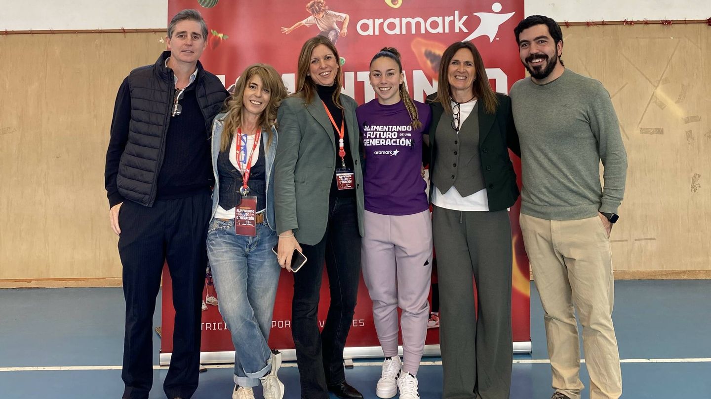 Athenea del Castillo junto a miembros del equipo de Aramark. (Foto: cortesía).