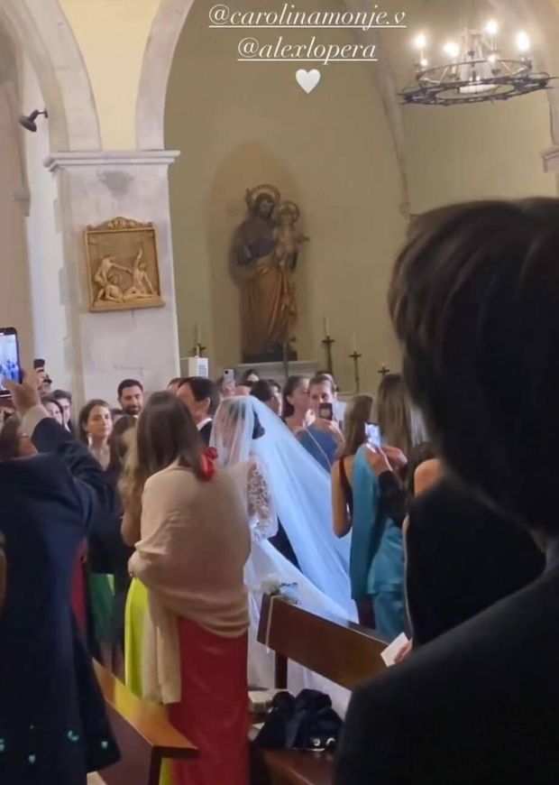 La novia, del brazo de su padre, y la iglesia llena de invitados. (Instagram/@pixierath)