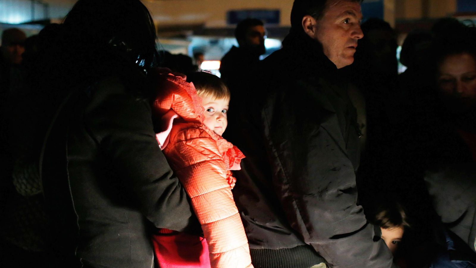 Foto: Inmigrantes kosovares camino de Hungría (Reuters)