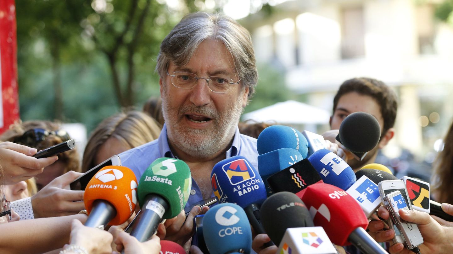 José Antonio Pérez Tapias atiende a los periodistas. (EFE)