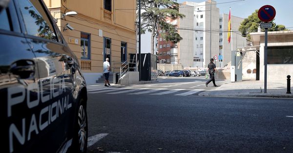 Foto: Imagen de archivo de un vehículo policial frente a una comisaría en Valencia. (EFE)