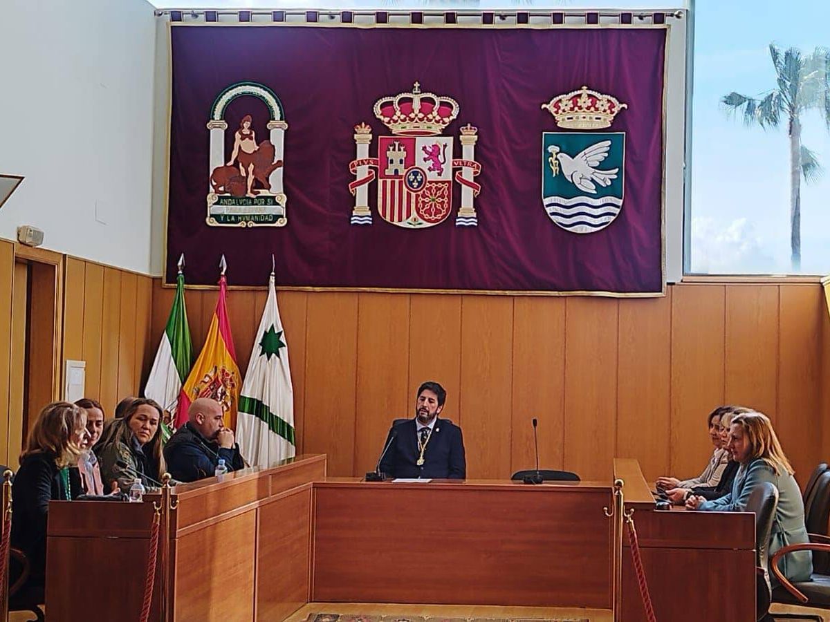 Foto: Concejales de San José del Valle, con el alcalde en el centro, reunidos en el salón donde se celebran los plenos. (Ayuntamiento de San José del Valle)