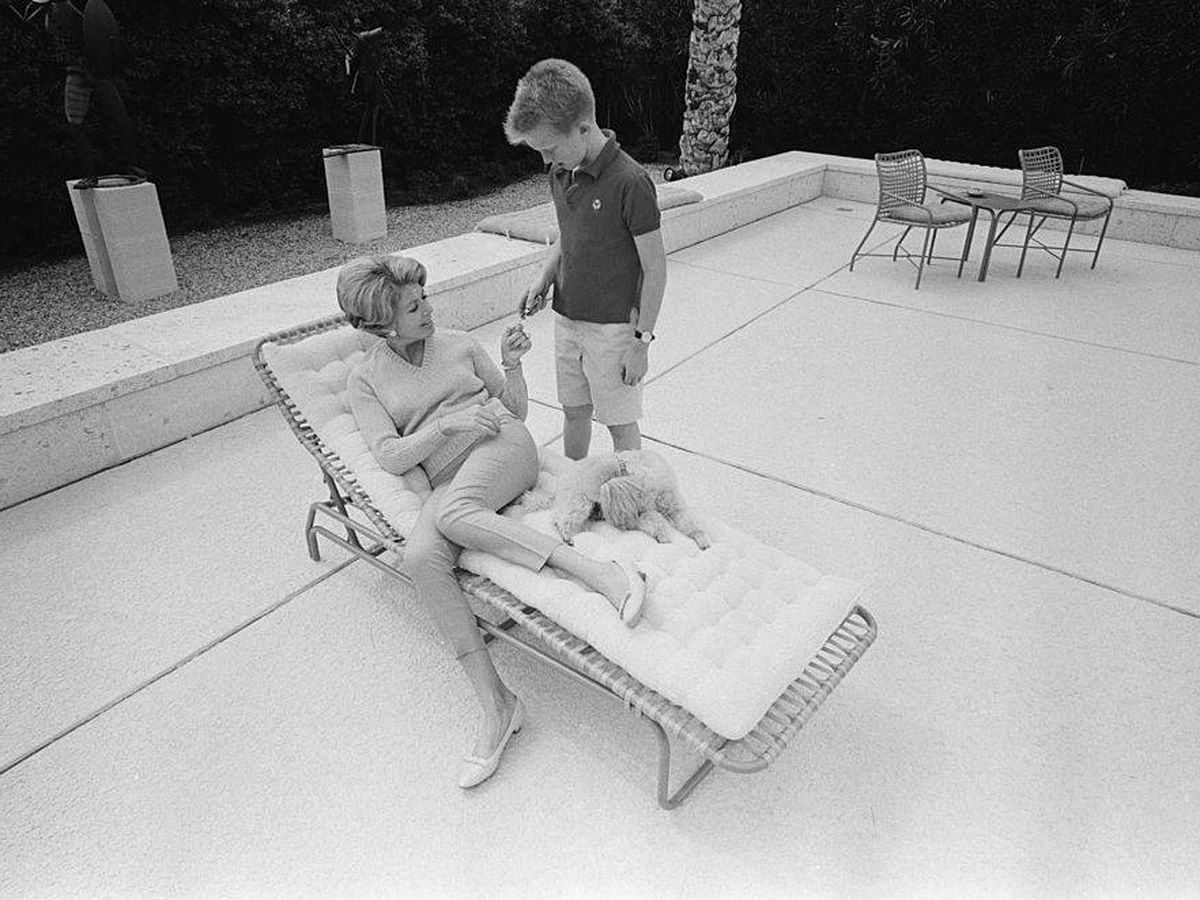 Foto: Anne Douglas, con su hijo Eric, en su infancia. (Getty)