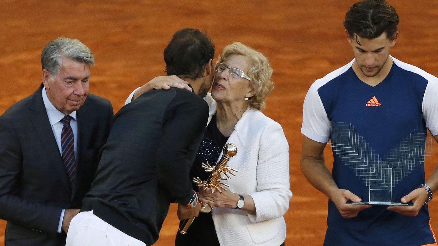 El tenista español Rafael Nadal saluda a la alcaldesa de Madrid, Manuela Carmena, tras su victoria en la final del torneo Mutua Madrid Open. (EFE)