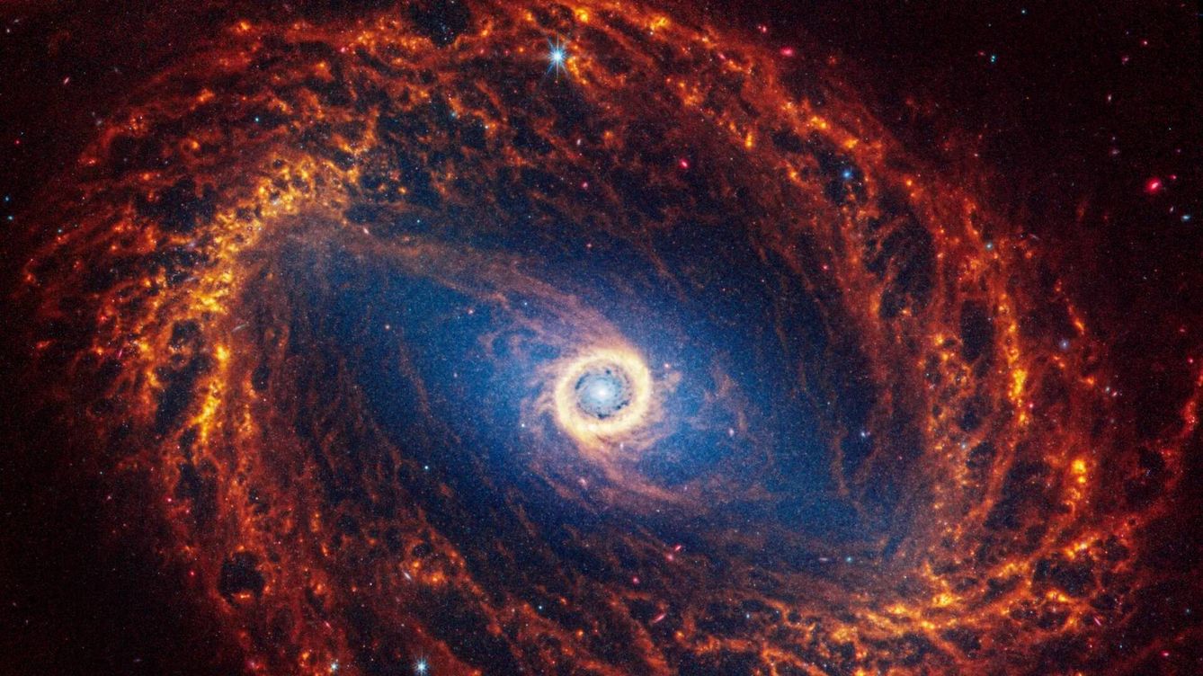 Foto: La galaxia espiral NGC 1512 está a 30 millones de años luz en la constelación del Horologium. (Telescopio espacial James Webb/NASA/ESA) 