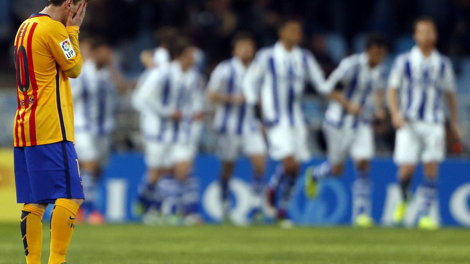 Foto: Messi se lamenta, mientras los jugadores de la Real celebran el 1-0. EFE/Javier Etxezarreta