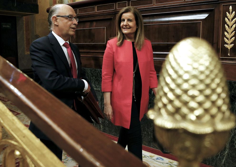 Foto: El ministro de Hacienda y Administraciones Públicas, Cristóbal Montoro, junto a la ministra de Empleo, Fátima Báñez (Efe)