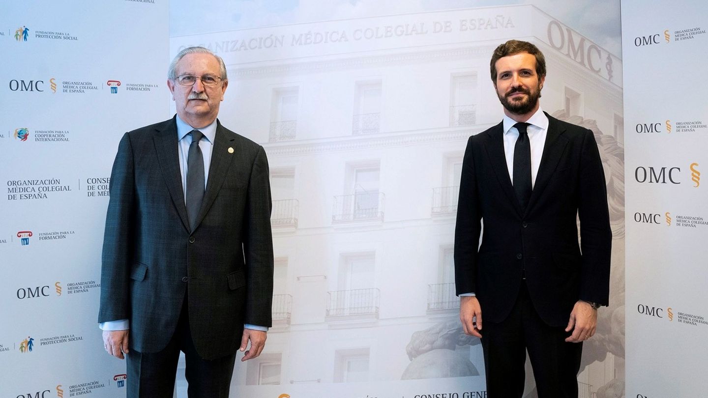 El presidente del PP, Pablo Casado (d), junto al representante de la Organización Médica Colegial de España (OMC), Serafín Romero Agüit. (EFE)