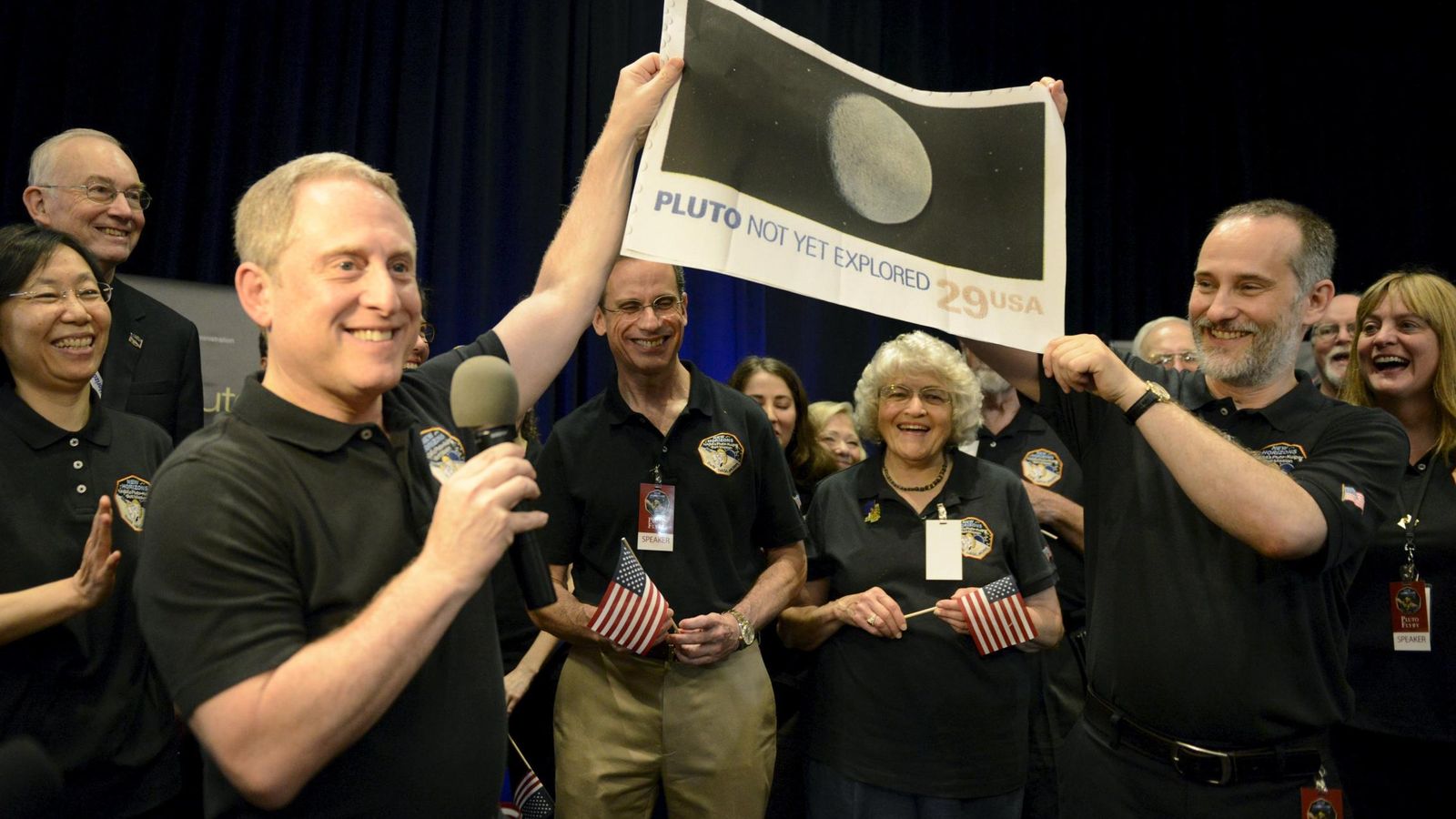 Foto: Miembros de la NASA celebran el éxito de la aproximación de "New Horizons" a Plutón. (Reuters)