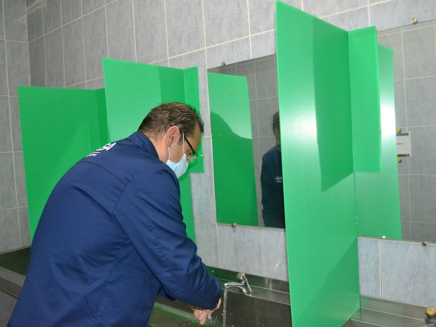 Un trabajador se lava las manos en la fábrica de PSA en Vigo