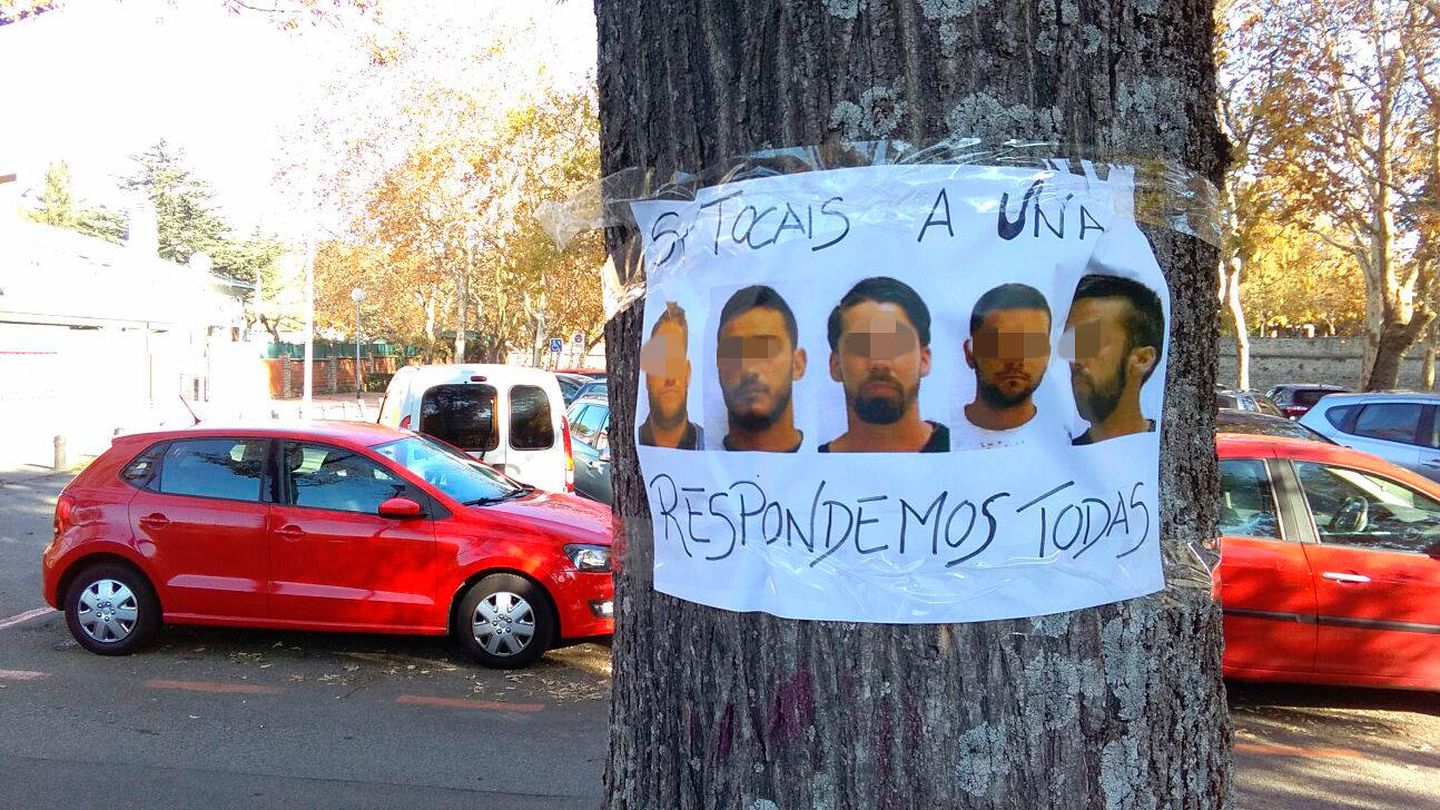 Cartel contra los cinco integrantes de 'La manada' en un árbol cercano al Palacio de Justicia. (EC)
