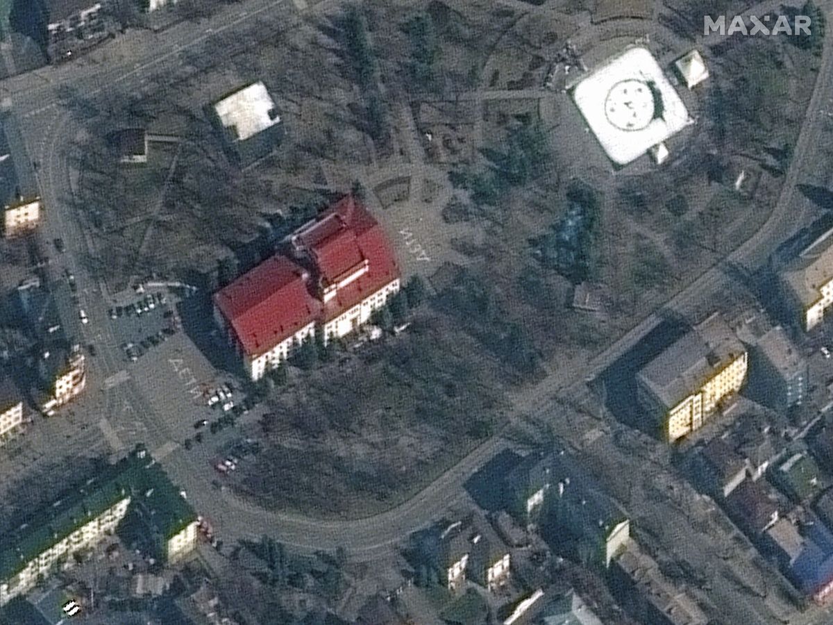 Foto: Vista aérea del teatro bombardeado en Mariúpol, Ucrania, con la palabra "niños" escrita a las puertas (REUTERS)