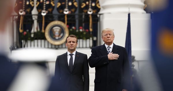 Foto: El presidente francés, Emmanuel Macron, y el estadounidense, Donald Trump, escuchan los himnos nacionales de sus países durante la visita oficial del primero a EEUU, el 24 de abril de 2018. (Reuters)