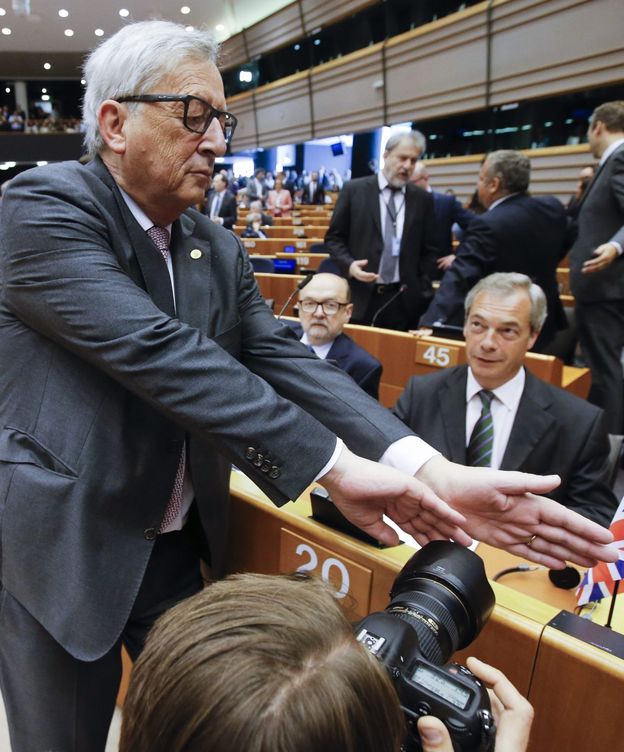 Foto: El presidente de la Comisión Europea, Jean-Claude Juncker (i), intenta tapar la cámara a un fotógrafo que enfoca al líder del Partido de la Independencia de Reino Unido (UKIP), Nigel Farage. (EFE)