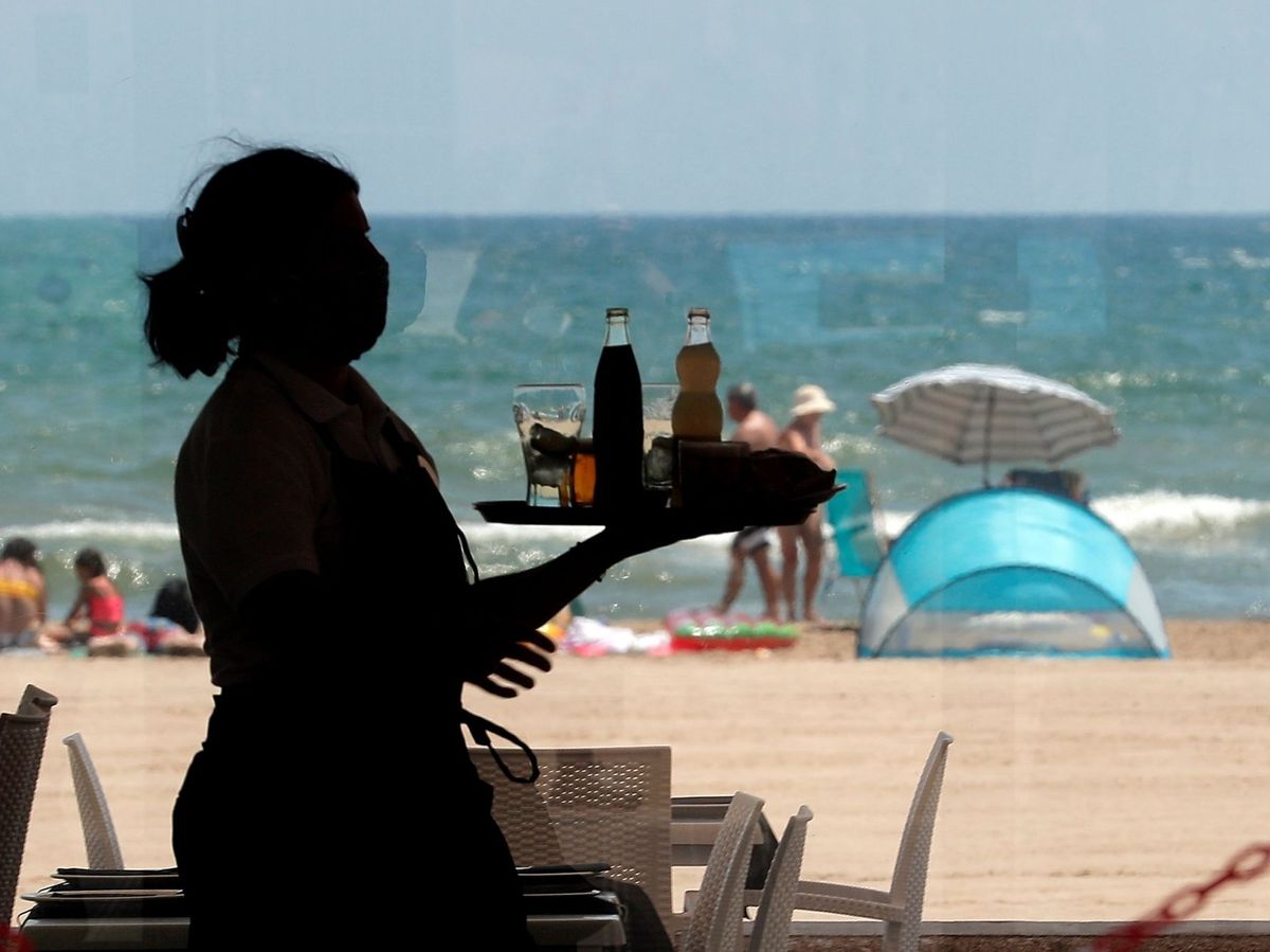 Foto: Camarera en una playa de Valencia. (EFE)