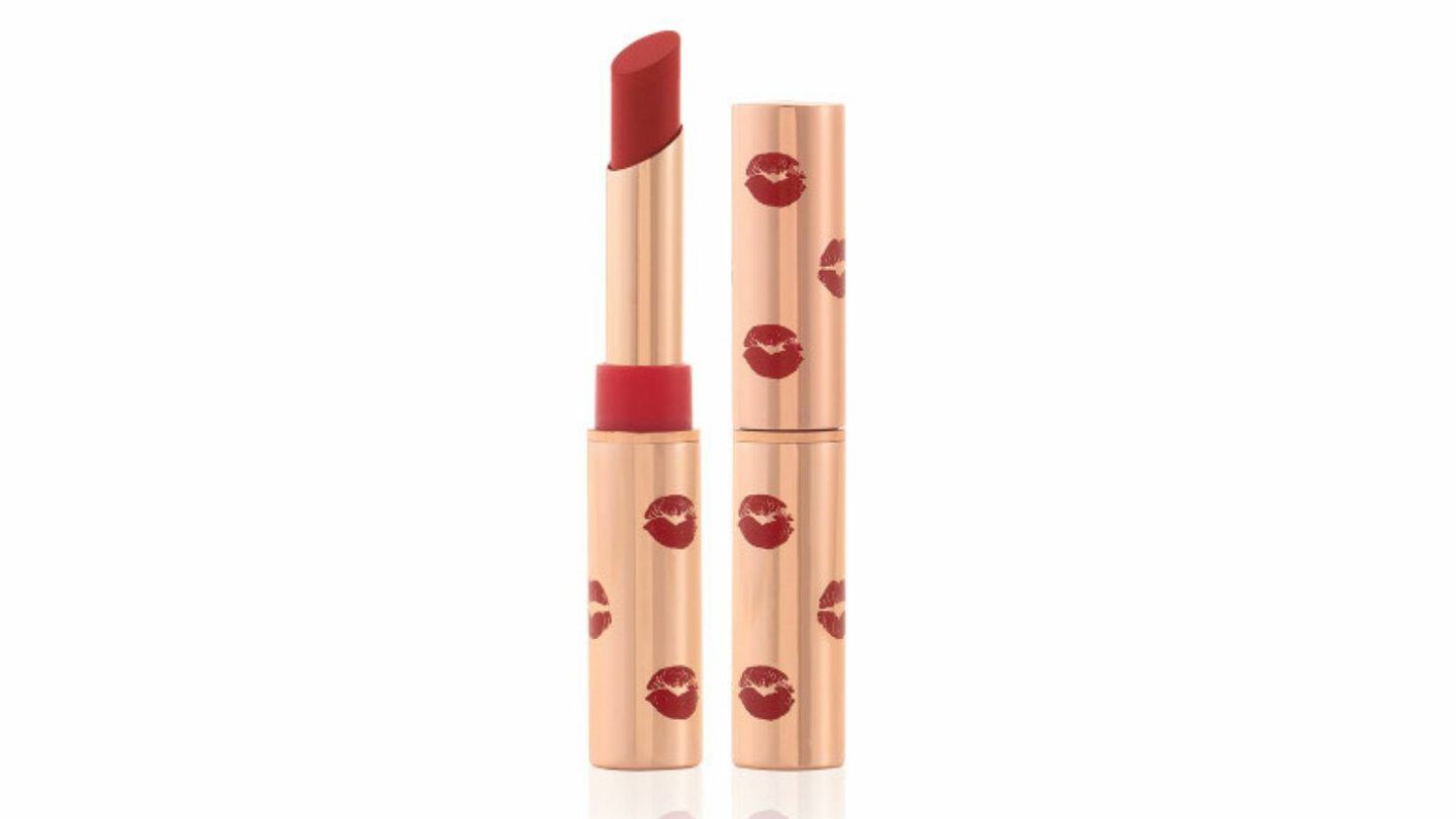 Limitless Lucky Lipstick en el color Red Wishes de Charlotte Tilbury.