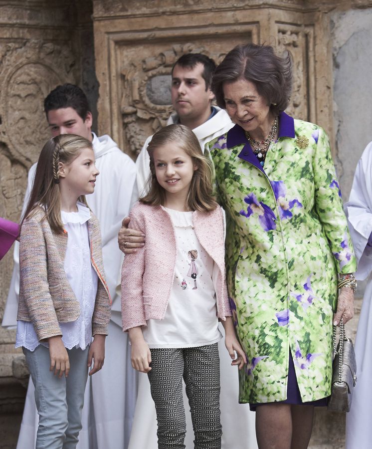 Foto: La infanta Sofía, la princesa Leonor (de Pili Carrera) y la reina Sofía, en Palma. (Getty)
