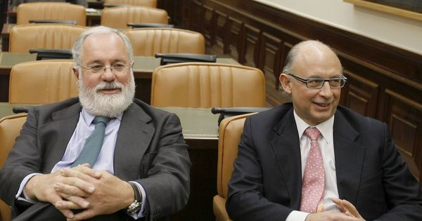 Foto: Miguel Arias Cañete y Cristóbal Montoro, en el Congreso. (EFE)