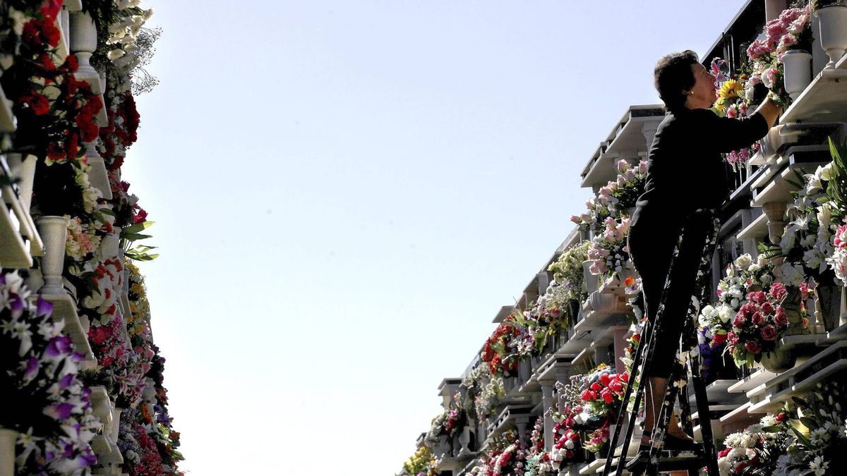 Flores, tumbas y las manos de las mujeres: lo que cuentan los cementerios el Día de Todos los Santos