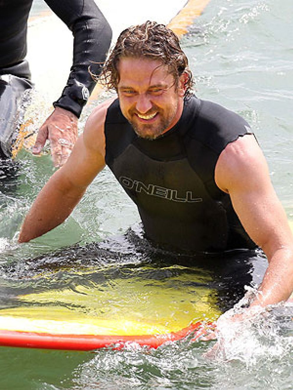 Foto: Gerard Butler, hospitalizado tras sufrir un accidente de surf