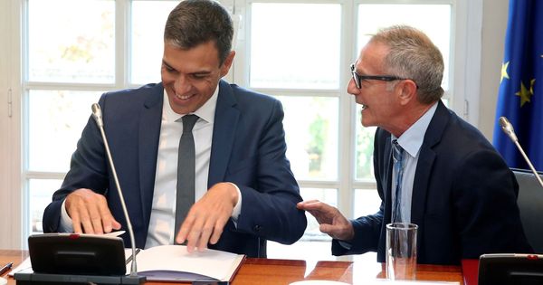 Foto: El presidente del Gobierno, Pedro Sánchez, conversa con el ministro de Cultura, José Guirao. (EFE)