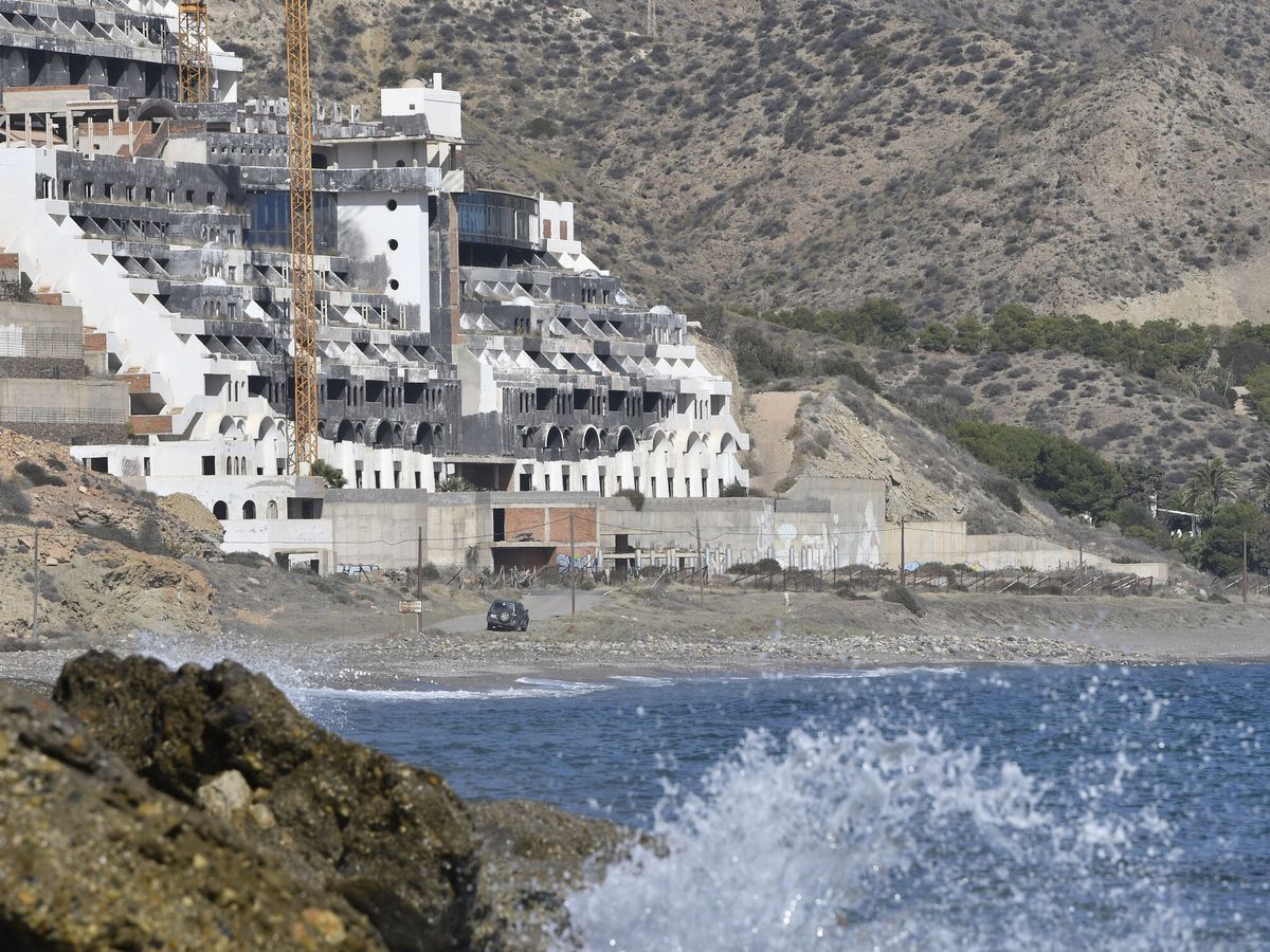 Foto: Imagen del hotel ubicado en la playa de El Algarrobico. (EFE/Carlos Barba)