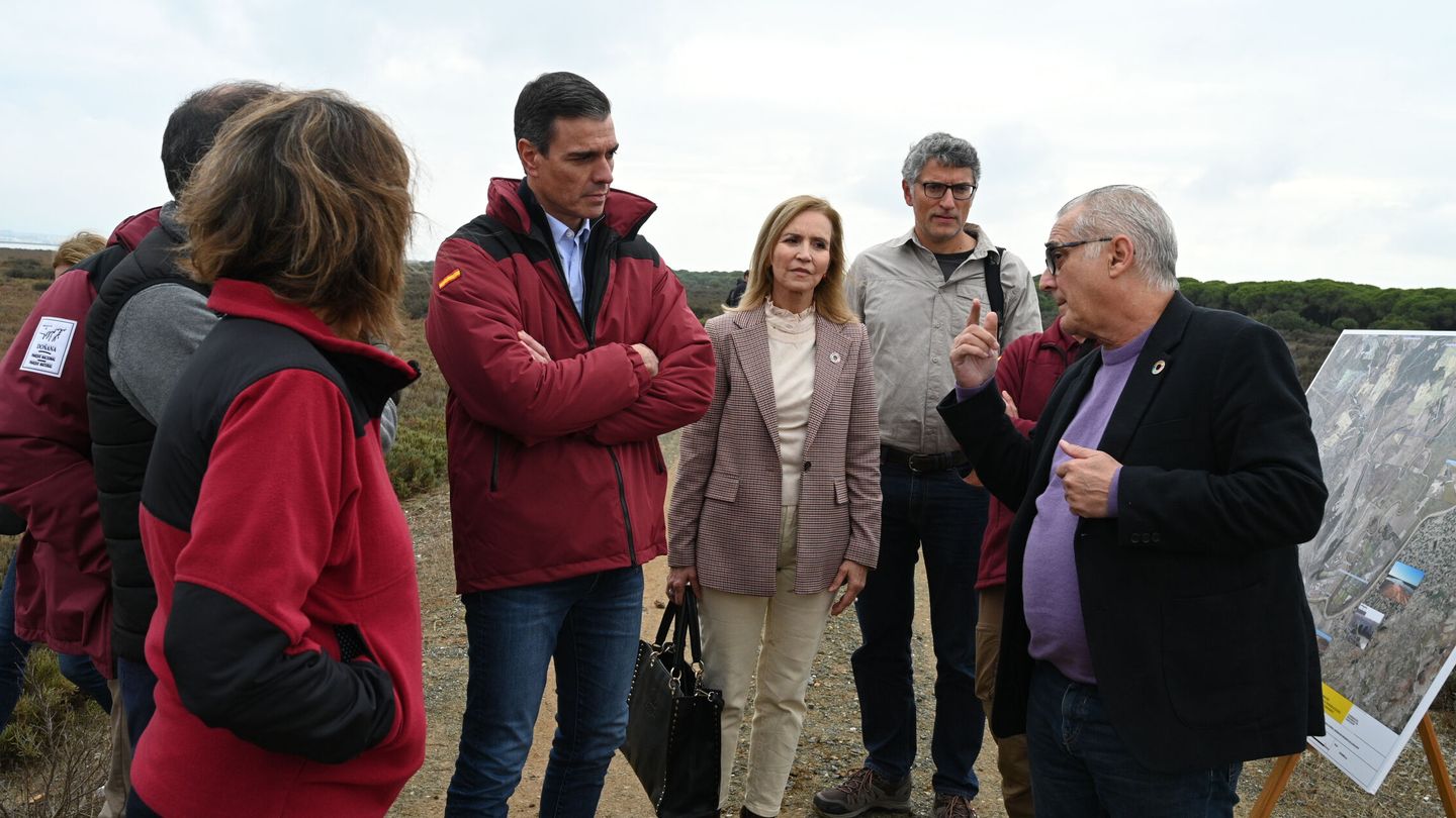 El presidente del Gobierno, Pedro Sánchez, acompañado por Teresa Ribera, visita Doñana. (EFE)