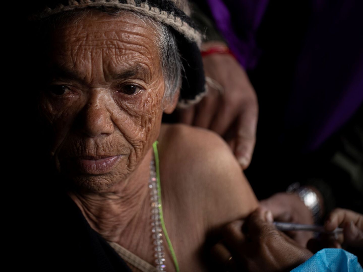 Una persona mayor recibe una inyección en Katmandú, Nepal. (EFE/Narendra Shrestha) 