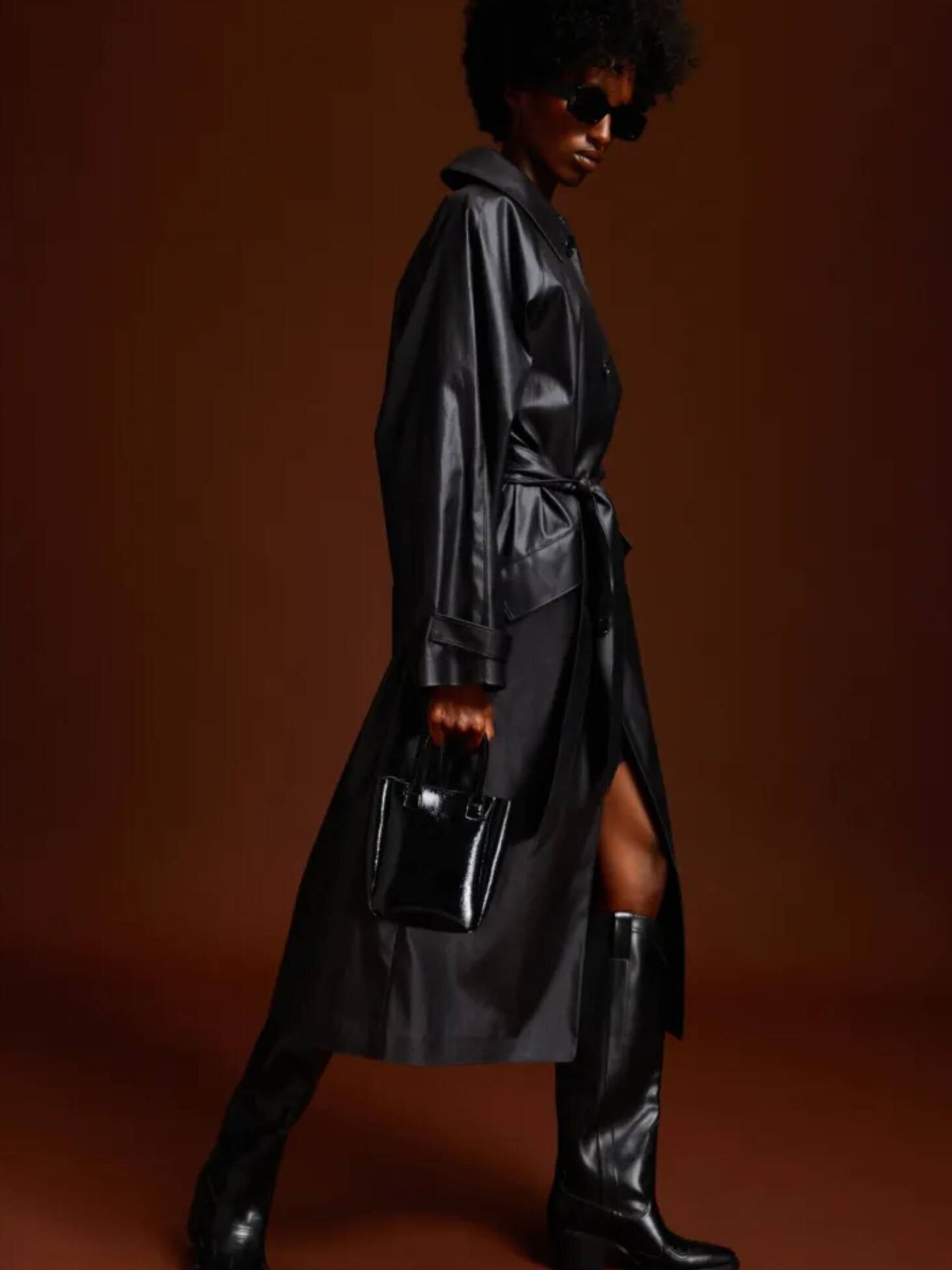 Suma puntos de tendencia con este abrigo negro de H&M. (Cortesía)