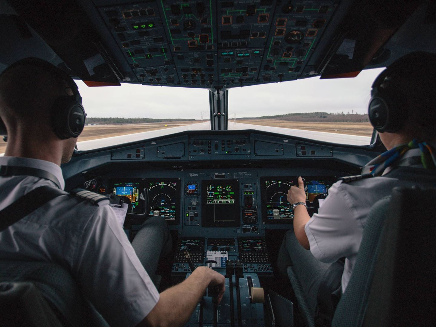 Dos pilotos, a los mandos de un avión. (Unsplash)
