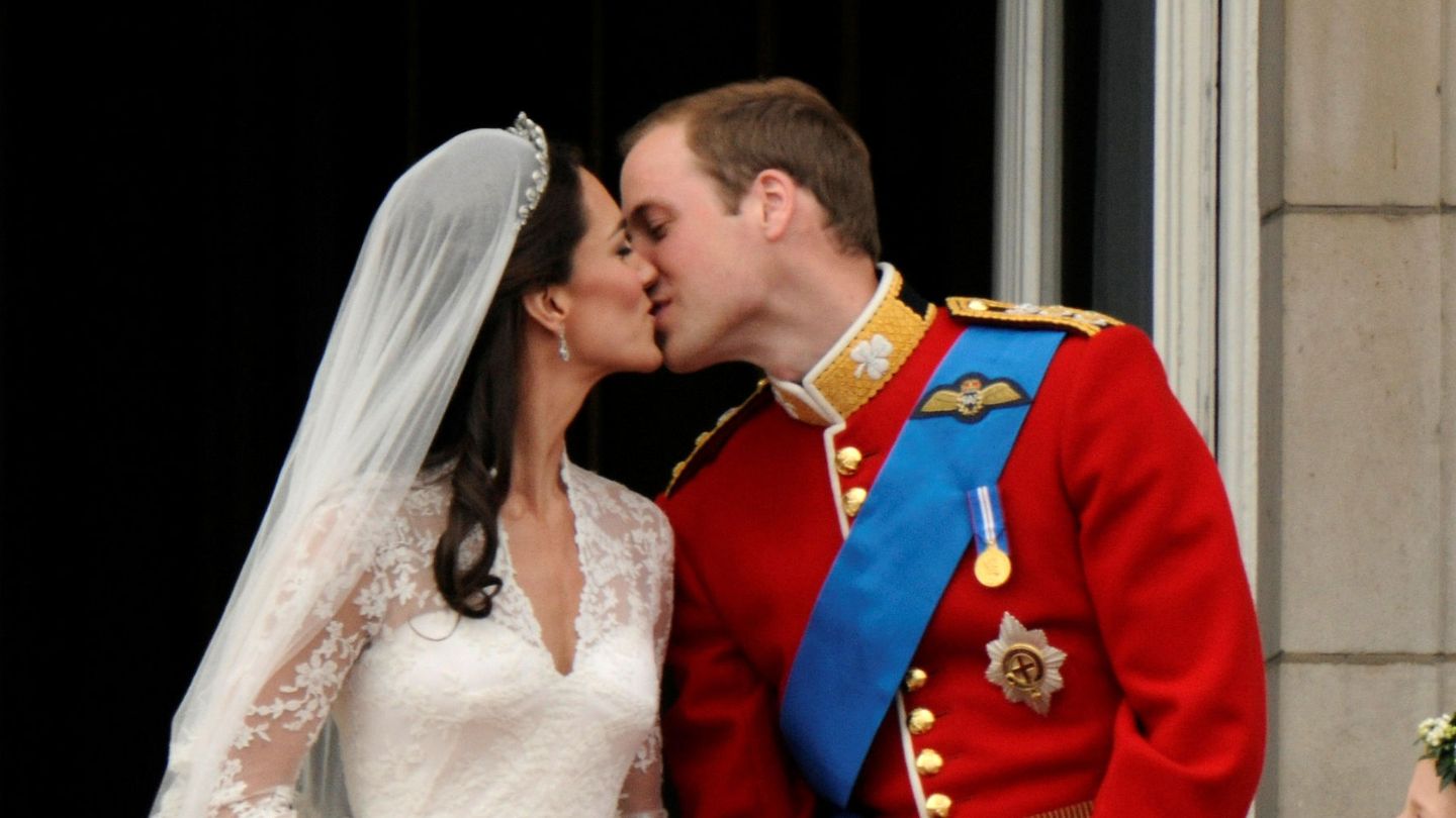 Los duques de Cambridge, en Buckingham el día de su boda. (Reuters)