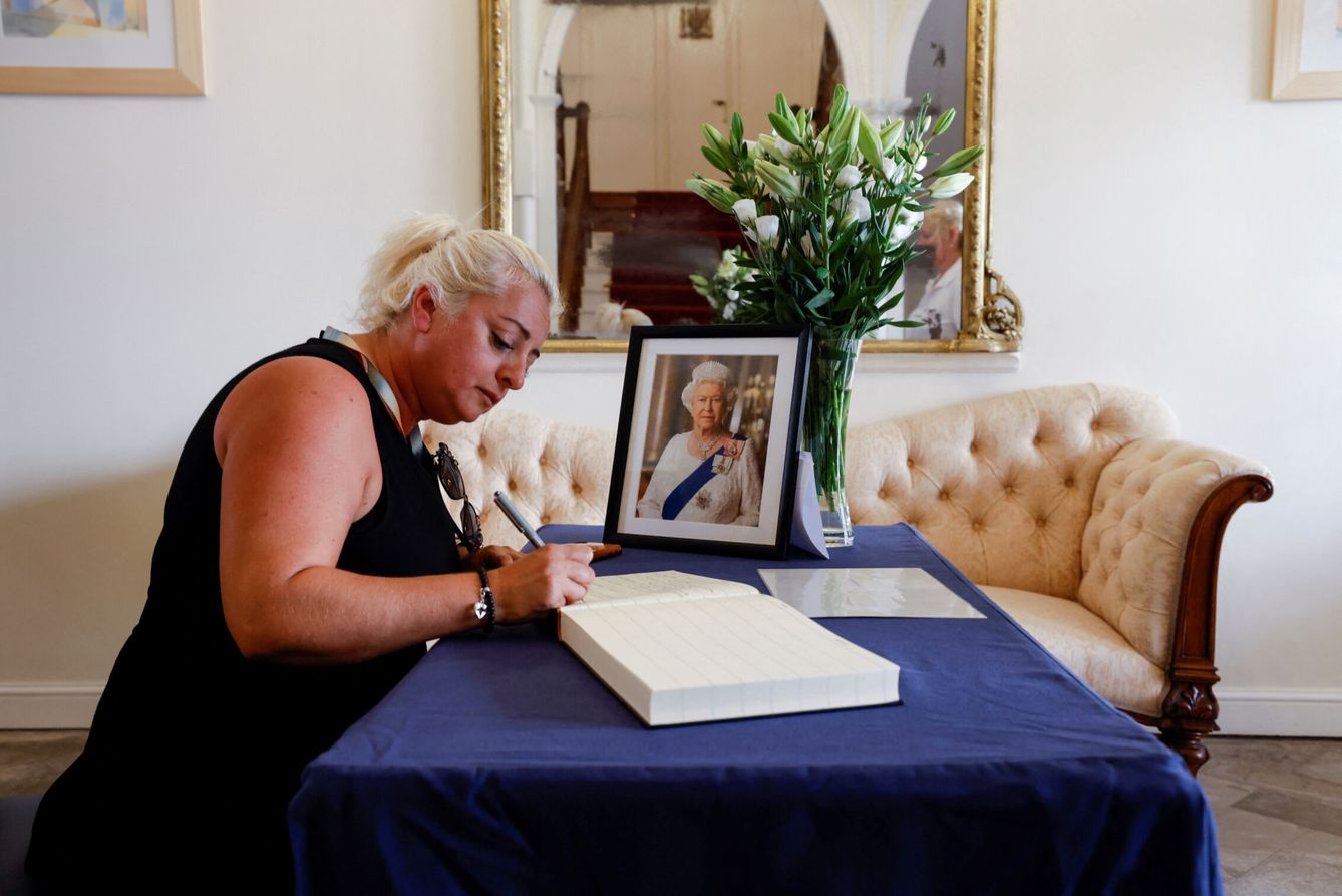Una mujer firma en el libro de condolencias por Isabel II. (Reuters/Marcelo del Pozo)