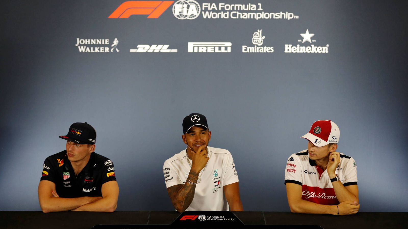 Foto: Hamilton escoltado por Verstappen y Leclerc. (Reuters)