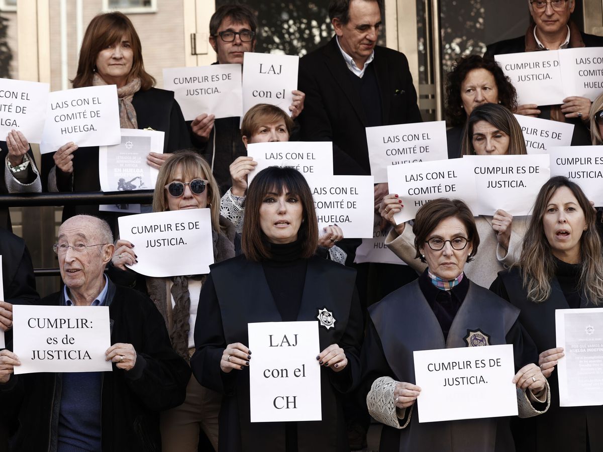 Foto: Momento de la Concentración en la Audiencia Provincial de Navarra de letrados de la Administración de Justicia en huelga desde el 24 de enero. (EFE/Jesús Diges)