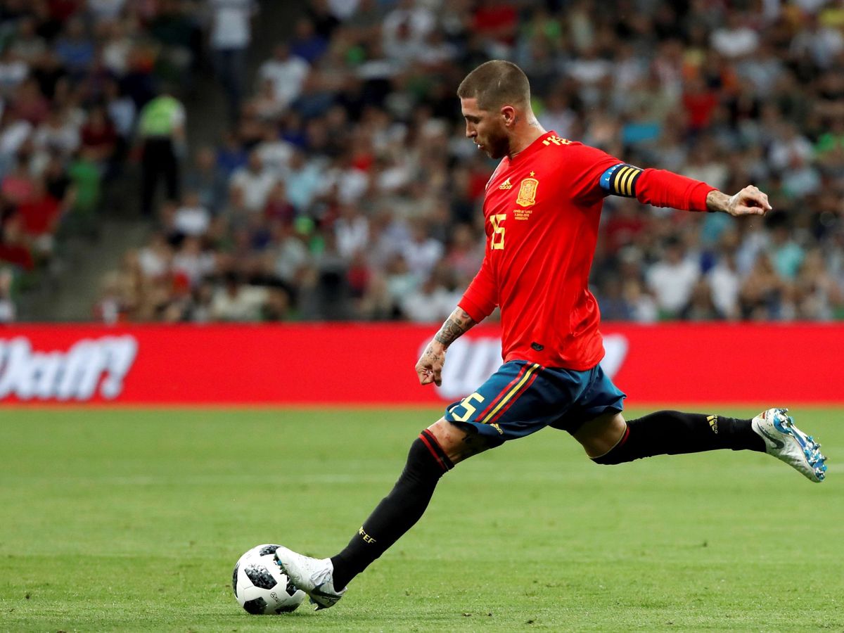 Foto: Sergio Ramos anota un penalti en un partido amistoso de la selección, en 2018. (EFE)