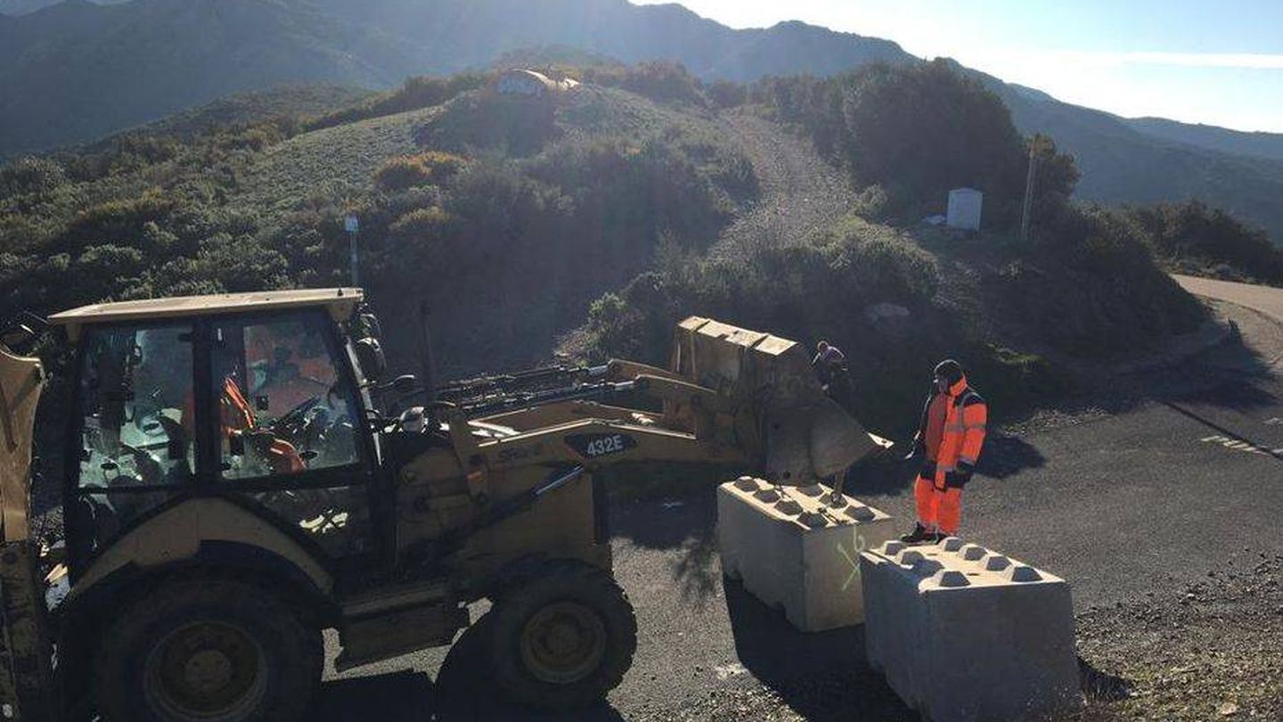 Puerto de Banyuls. Excavadoras francesas colocan, el 11 de enero, bloques de cemento para impedir el paso. (Fuente: FR3 /Televisión pública francesa)