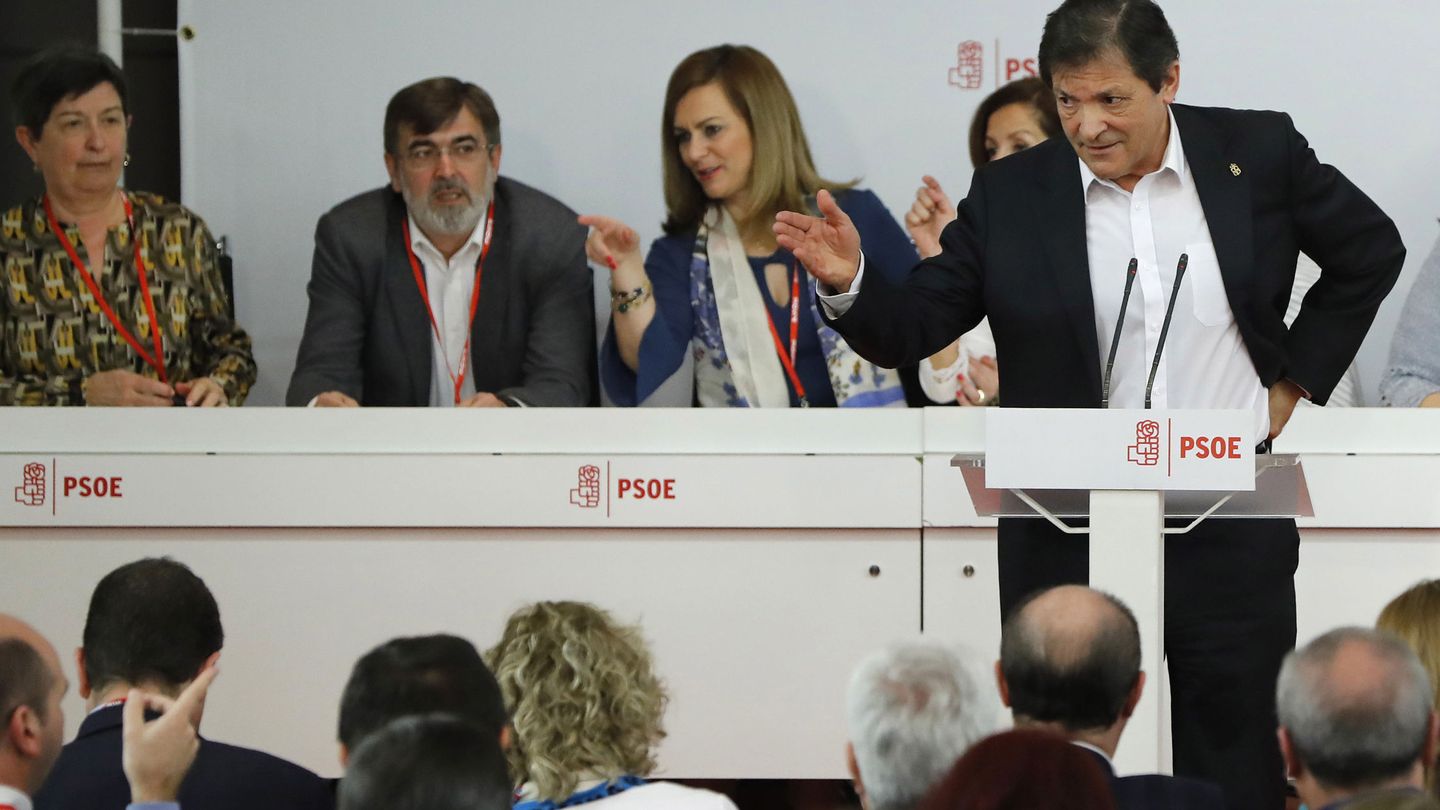 Javier Fernández, con la gestora detrás, durante su intervención a puerta cerrada en el último comité federal del PSOE, el del pasado 1 de abril. (EFE)