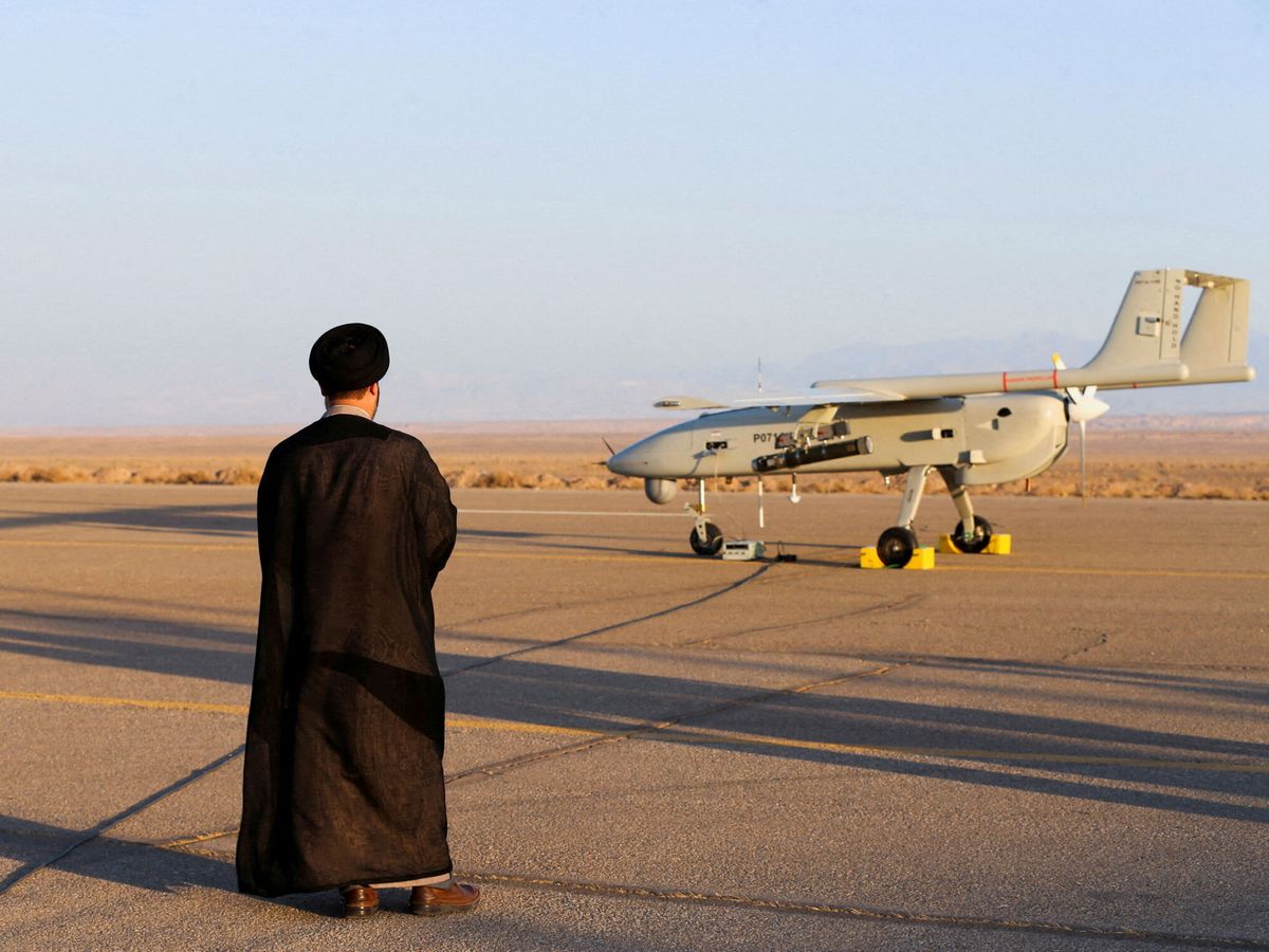 Foto: Un clérigo iraní, cerca de un avión no tripulado durante un ejercicio militar en un lugar no revelado de Irán. (Reuters/Archivo)